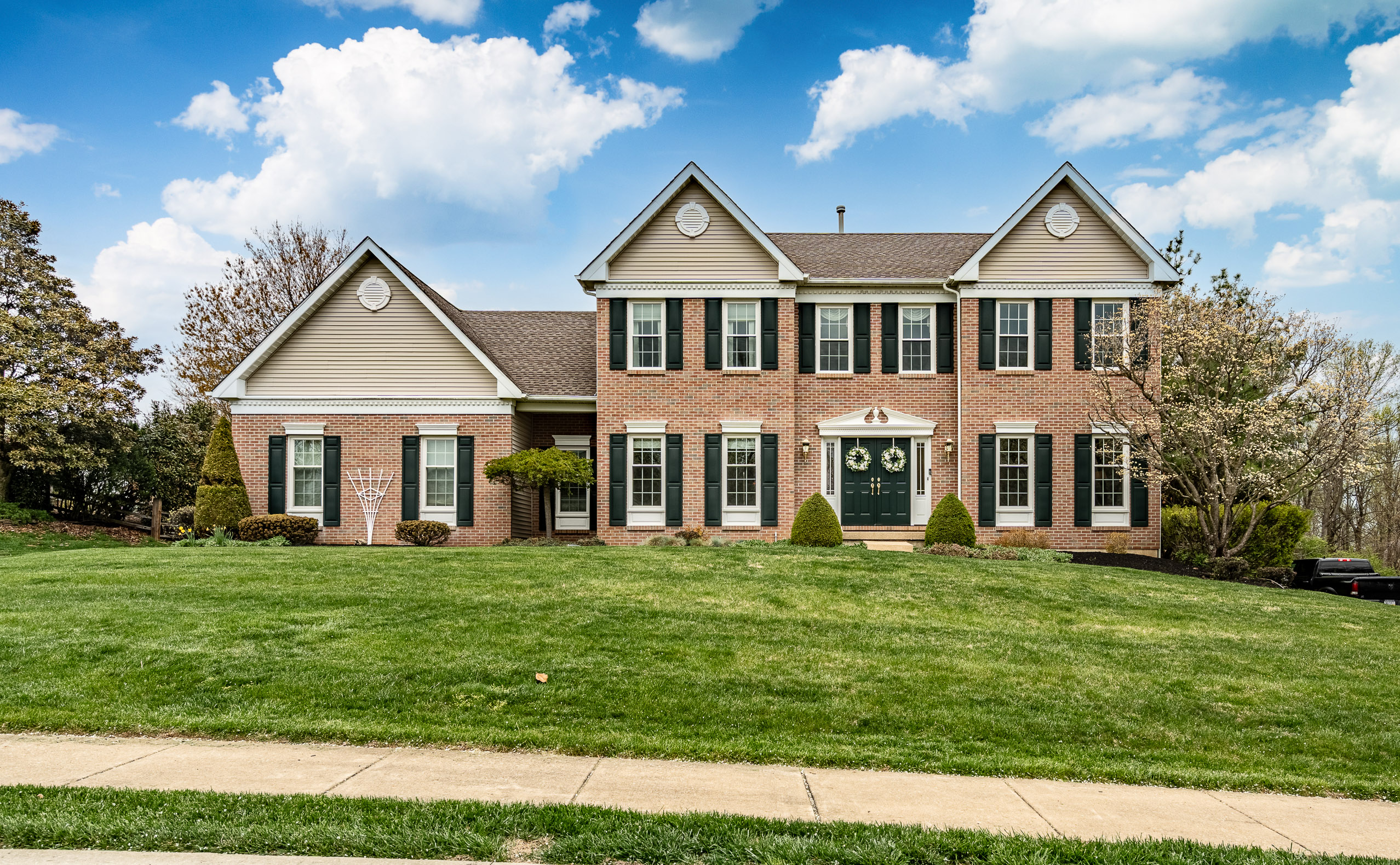 Front exterior of 5 Country Run in Thornbury Hunt, Thornton PA